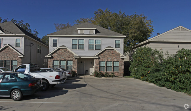Building Photo - Grad House