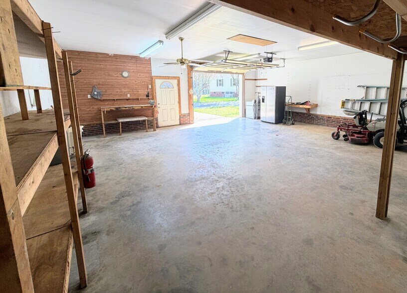 Garage/Workshop 900sqft - 1195 Tirzah Rd