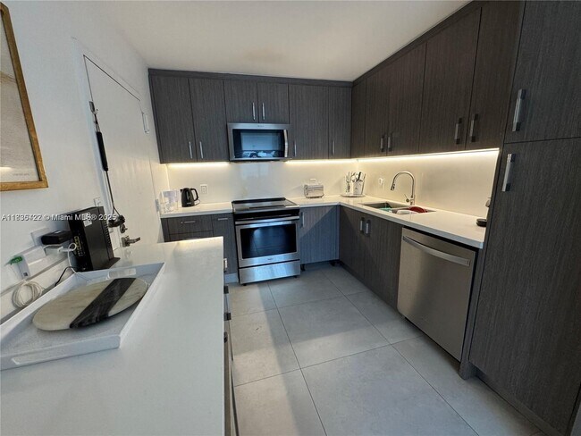 Building Photo - 5750 Collins Ave