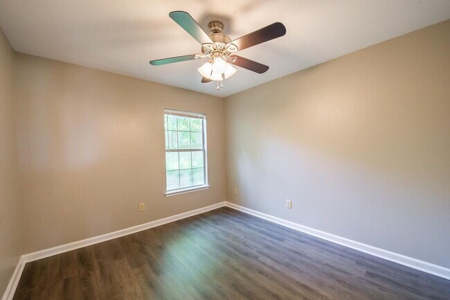 Building Photo - Gorgeous 4 BR 3 BA Town House Right By FSU and TCC!