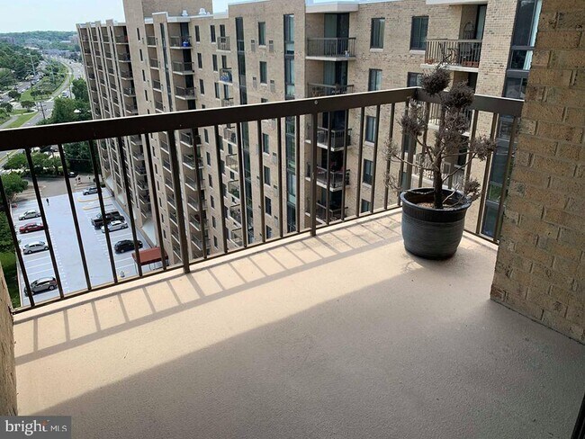 Building Photo - 4500 S Four Mile Run Dr