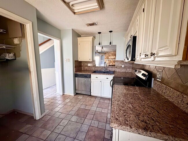 Building Photo - 200 Martingale