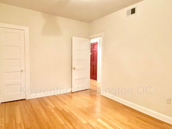 Building Photo - 1204 Holbrook St NE