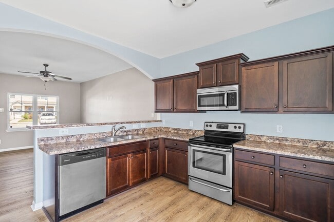 Building Photo - Coastal Living Meets Convenience