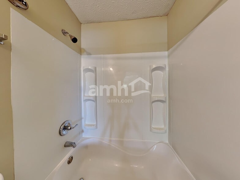 Building Photo - 2661 Hardwood Ave