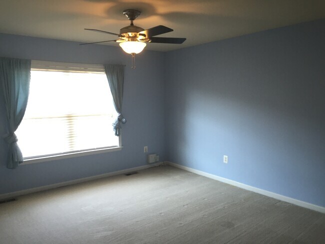 Building Photo - COZY TOWNHOUSE - Minutes to Quantico