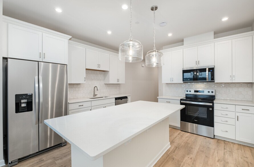 Building Photo - 605 Club View Way