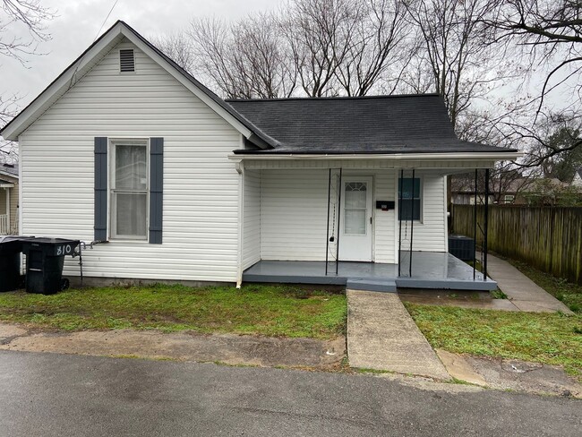 Building Photo - Historic 3 bedroom home near courthouse square in Murfreesboro