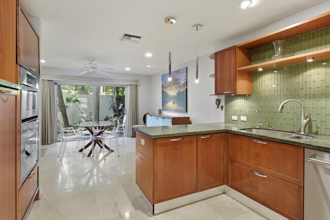 Building Photo - 1172 Hillsboro Mile