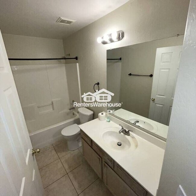 Building Photo - Love Where you Live, in this Spacious 3Bd ...