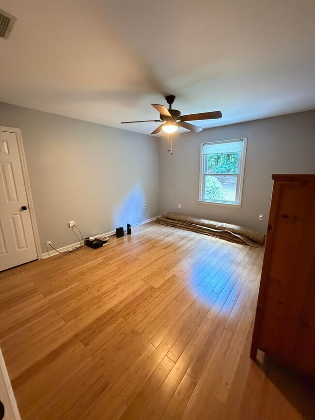 Building Photo - Beautiful East Side Home