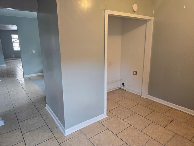 Building Photo - Spacious 4 bedroom/1 bath home with Centra...