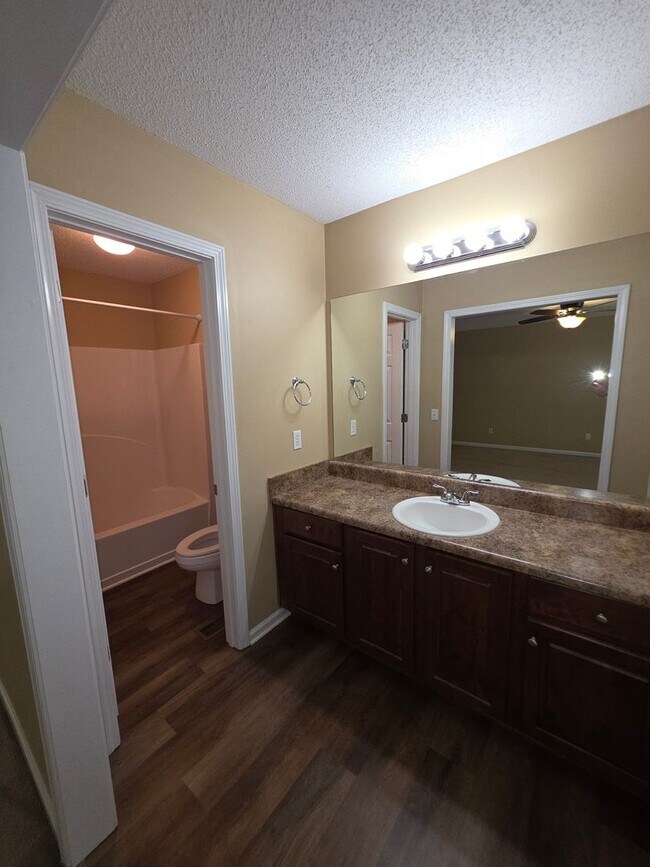 Building Photo - 435 Sandy Oak Dr