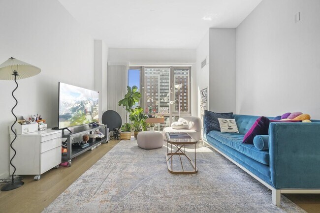 Building Photo - 75 Park Ln S