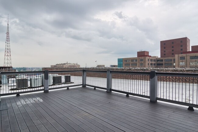 Building Photo - Huge Luxury 2 Story Condo with Private Rooftop Deck!