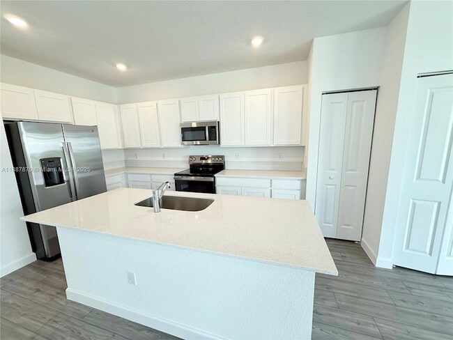 Building Photo - 551 Rivergrass St