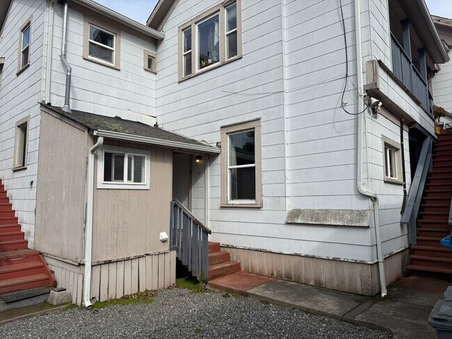 Building Photo - 724 B St