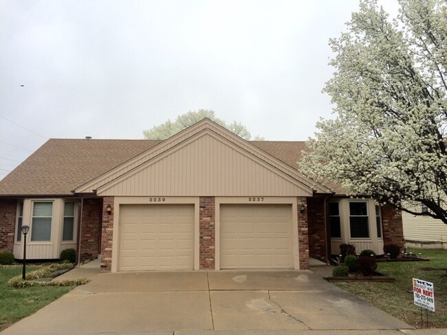 Building Photo - Handsome half duplex near Barrington Villa...