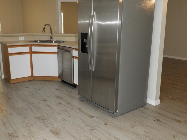 Building Photo - 1520 Vista Lake Cir