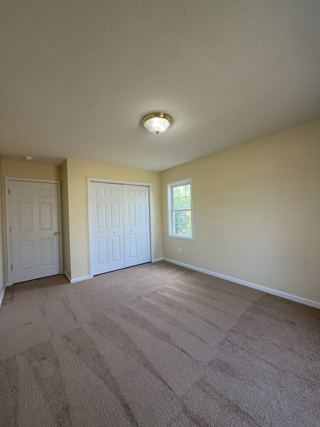 Building Photo - Three Bedroom Two and Half Full Bathroom R...