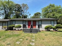 Building Photo - 204 Bull Run St