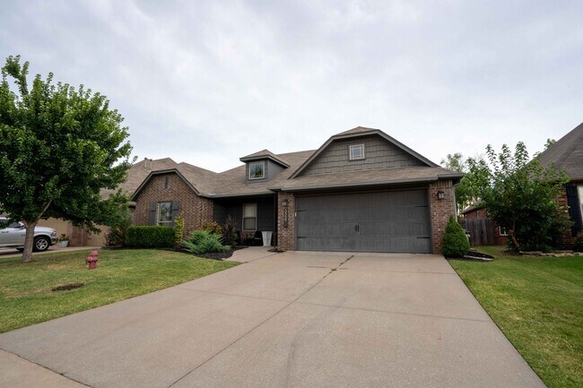 Building Photo - Large 3 Bed 2 Bath House in Broken Arrow - Available Mid March