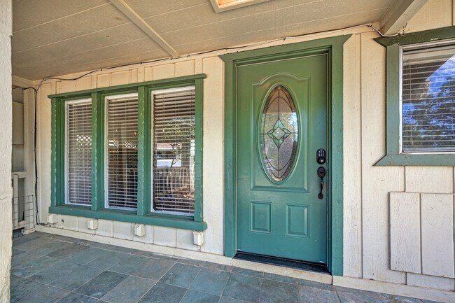Building Photo - Country living in Beautiful Meadow Vista