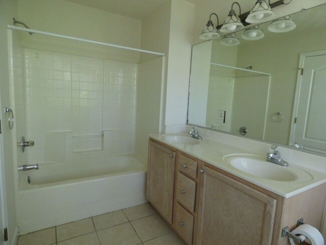 Building Photo - WELL MAINTAINED 2 BEDROOM CONDO