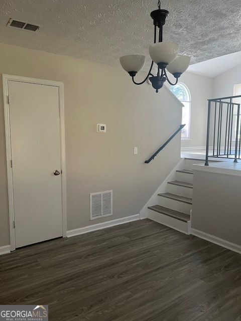 Building Photo - 1560 Pin Oak Ln SE