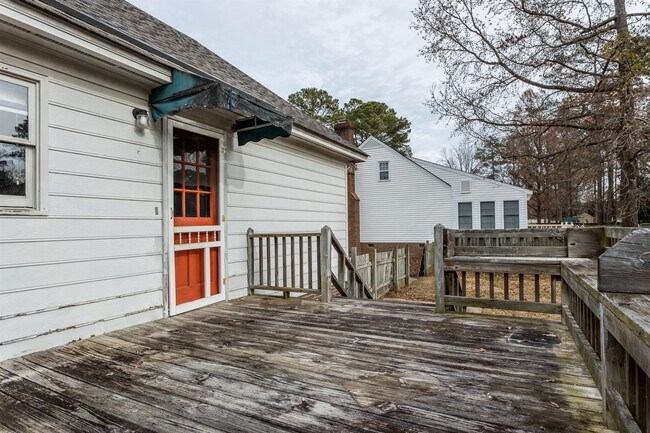 Building Photo - 1719 Centre St W