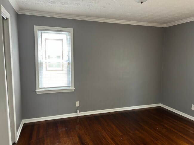 Building Photo - Spacious 3-Bedroom, 2-Bath House in South Euclid