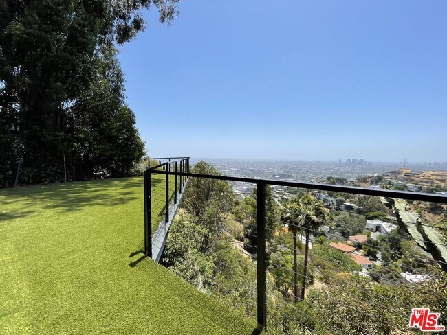 Building Photo - 8424 Grand View Dr
