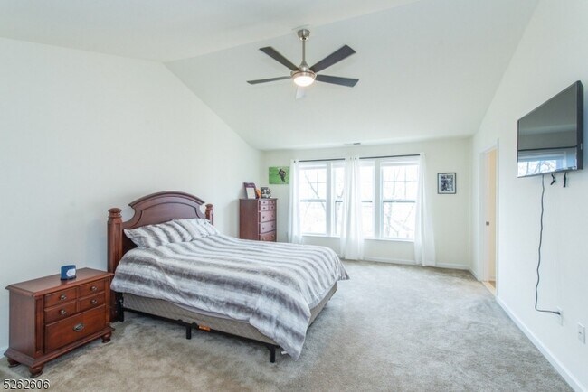 Building Photo - 5 White Aster Ct
