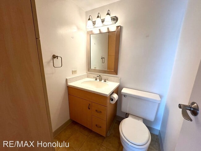 Building Photo - 1 br, 1.5 bath House - 2233 Ala Wai Blvd #8C
