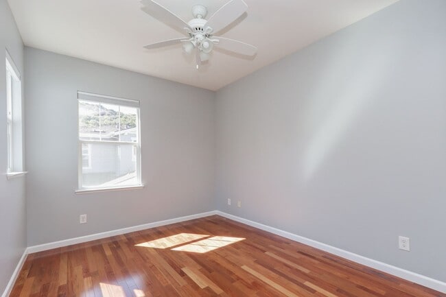 Building Photo - 3 Bed / 2.5 Bath beautiful end unit townhome with tons of upgrades. YouTube Tour!!