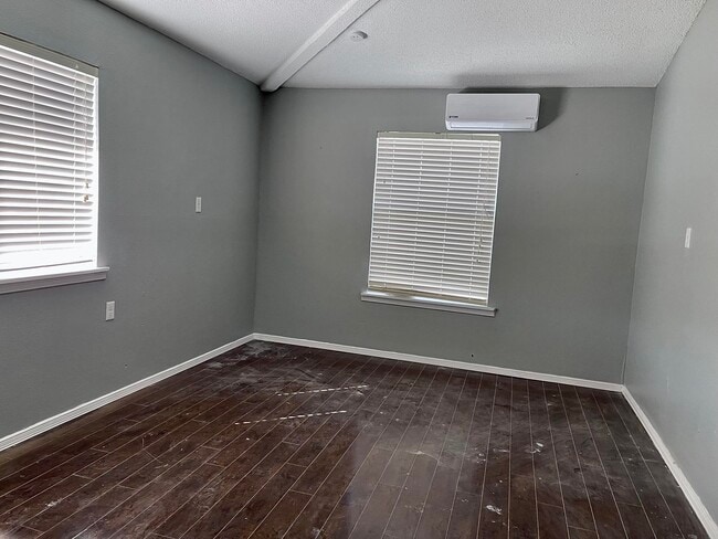 Building Photo - 14620 Hendrik Dr