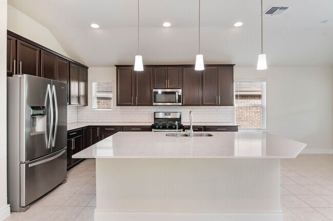 Building Photo - 3 Bed 2 Bath