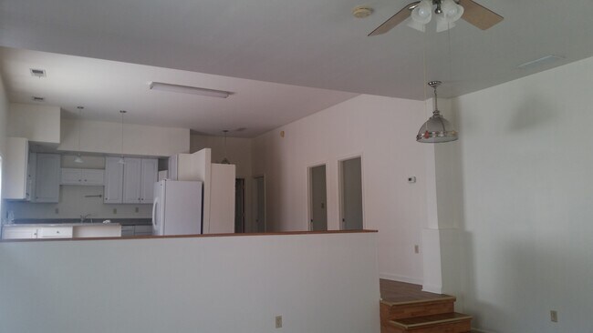 Building Photo - Pet Friendly Single Family Home