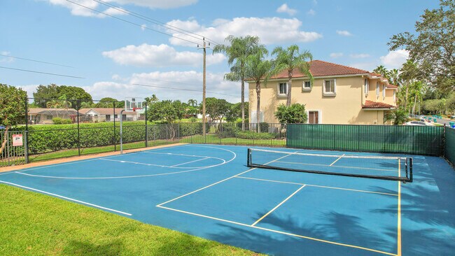 Building Photo - 3172 N Greenleaf Cir