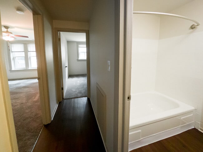 Building Photo - Utomin Apartments