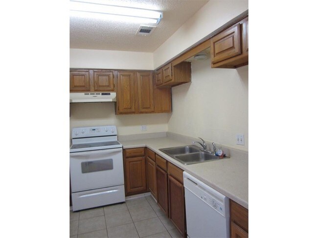 Building Photo - 2041 W Walnut St