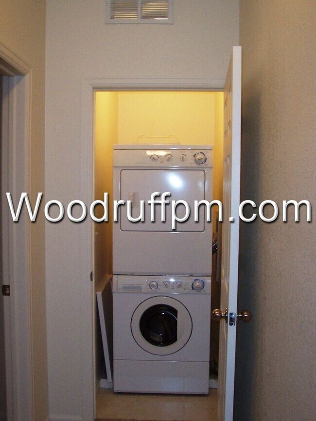Building Photo - 3 Bed End Unit Townhome near Old Town Arvada