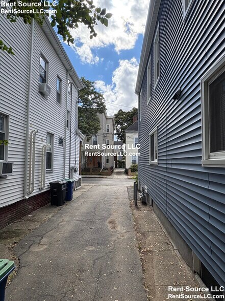 Building Photo - 9 Knapp St