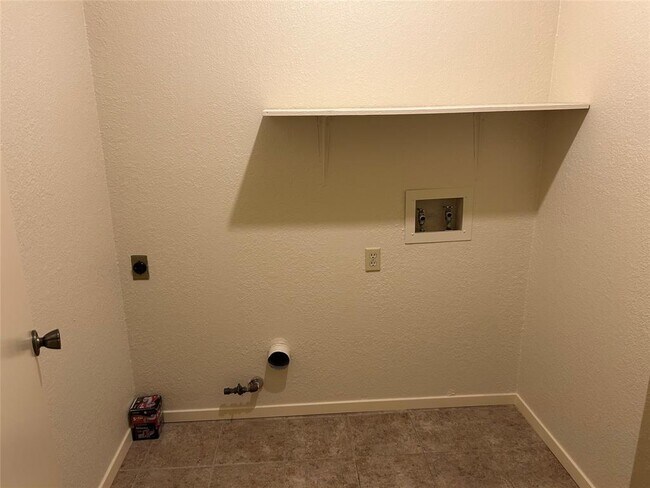 Building Photo - 2114 Lear Ln