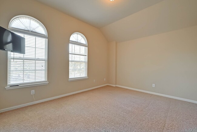 Building Photo - Two-story, 4BD/2.5BR renovated home in Fie...