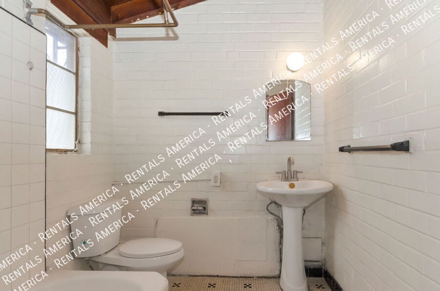 Building Photo - 947 N Alvernon Way