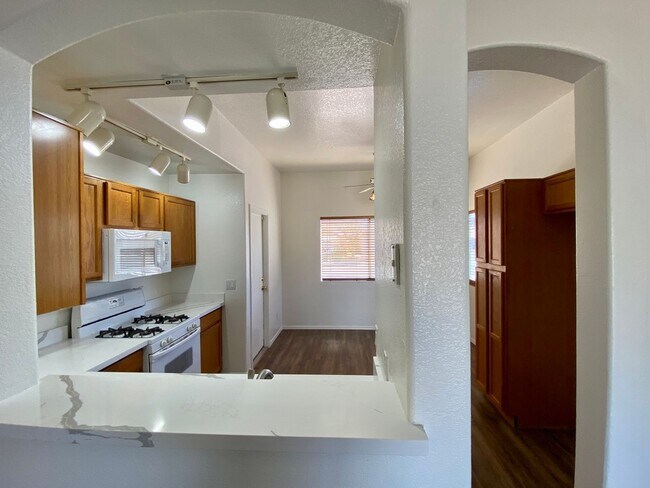 Building Photo - 3 Bed 2 Bath Corner Lot