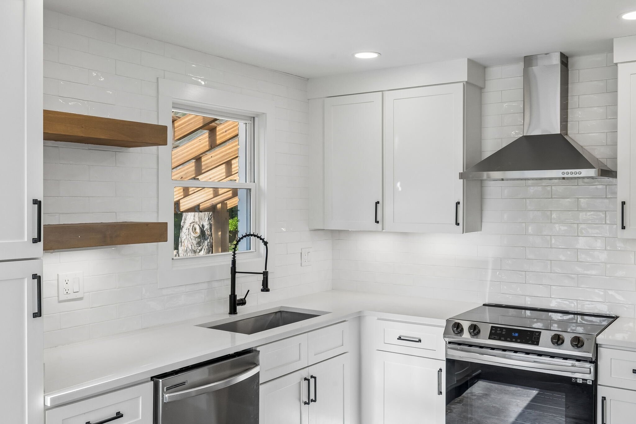 Building Photo - 902 Broadmoor Dr