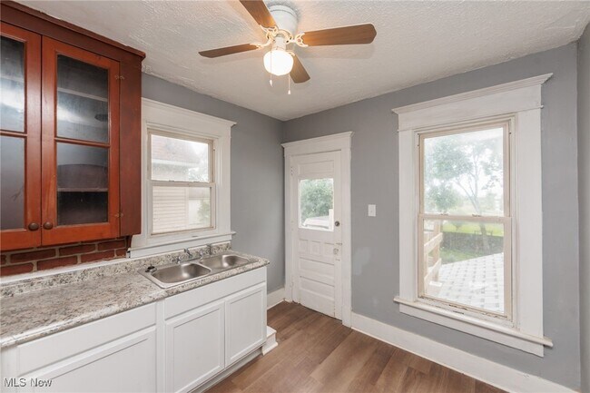 Building Photo - 1226 W Erie Ave