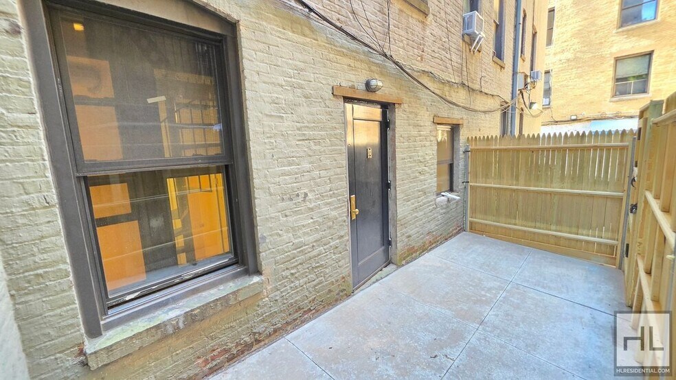 Building Photo - West Village 3BR/2BA Duplex with Private Patio